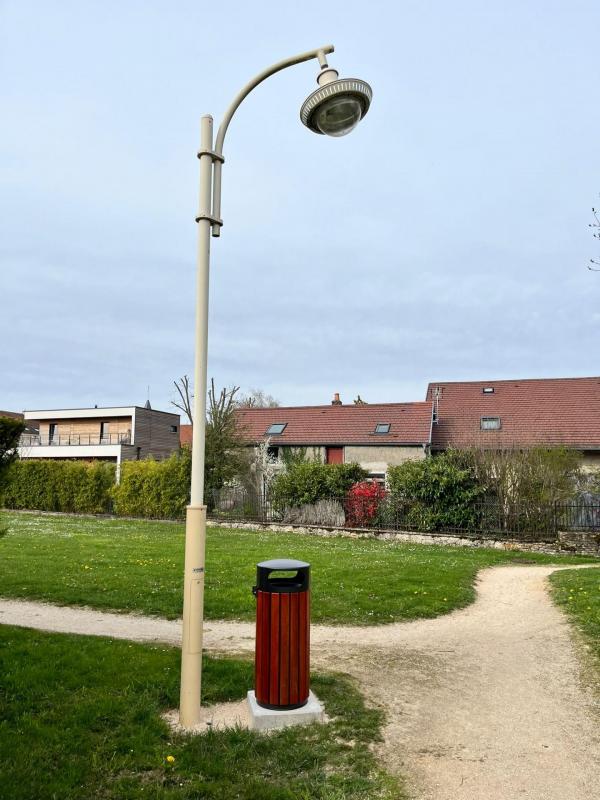 poubelle au pied d'un candélabre