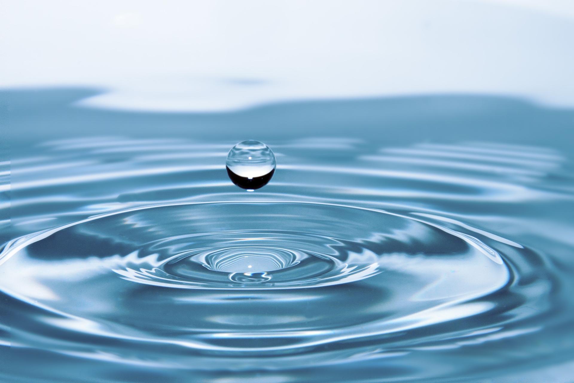 goutte d'eau tombant dans l'eau