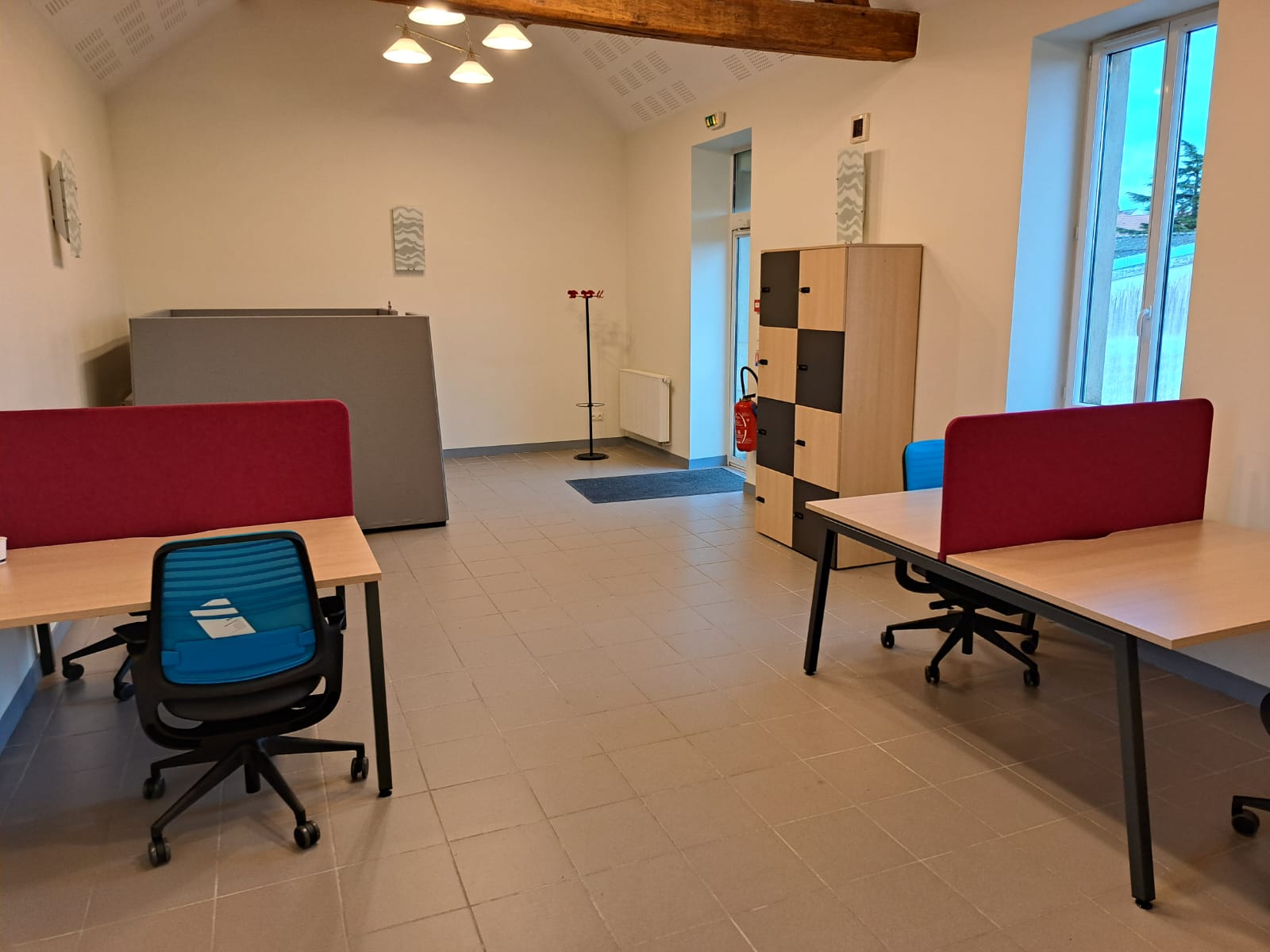 grande salle de bureaux partagés