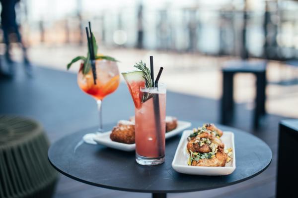 apéritif posé sur une table